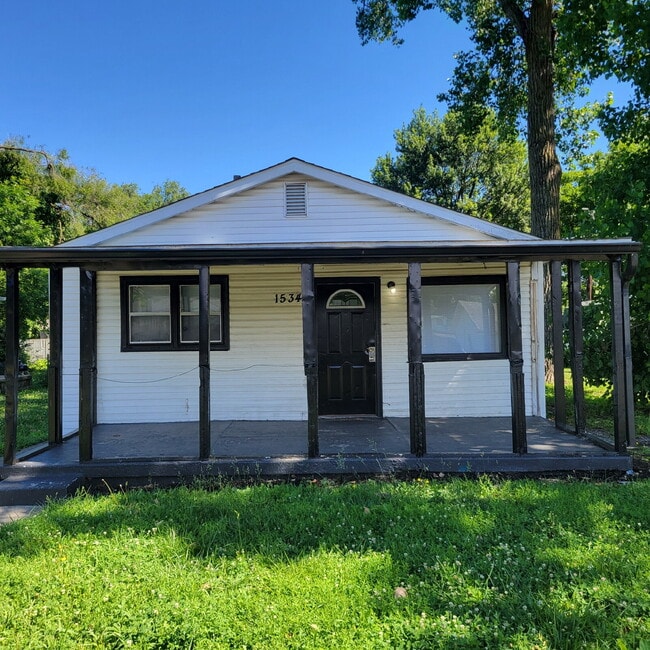 Building Photo - 3 Bedroom less than a mile from iconic Garfield Park city park & Conservatory