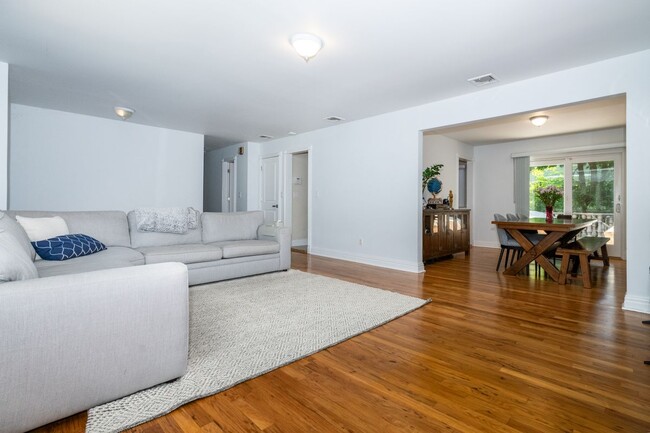 Photo - 18 Carlyle Pl