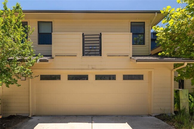 Photo - 2104 Robert Browning St