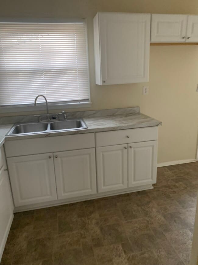 Photo - 2227 Liverpool Ln