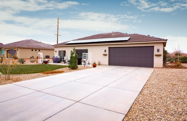 Photo - Red Mountain Jewel!  WITH SOLAR PANELS!!
