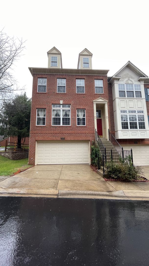 Classy 3 BR/2.5 BA EOG Townhome in Rockville! - Classy 3 BR/2.5 BA EOG Townhome in Rockville!