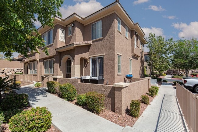 Photo - NW townhome with 2 car garage in gated community.