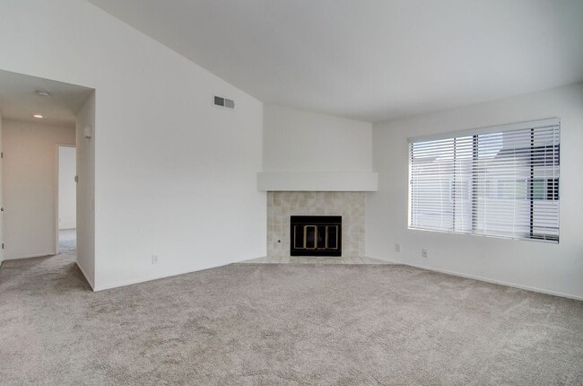 Building Photo - 2 Bedroom Condo Located In Quiet Irvine HO...