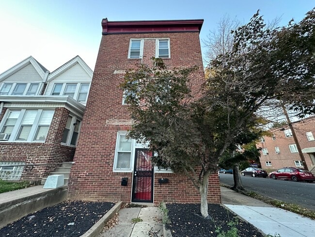 Building Photo - 6236 Hasbrook Ave Unit 3