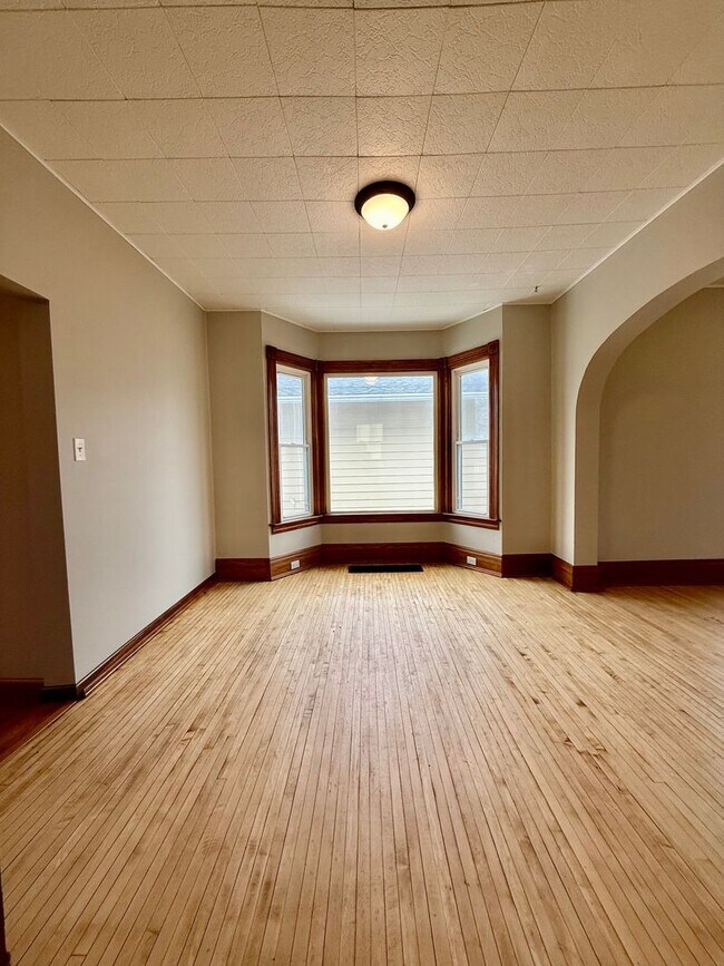 Photo - Available Feb 15th! Spacious 3–4 Bedroom Home in Prime Central Location