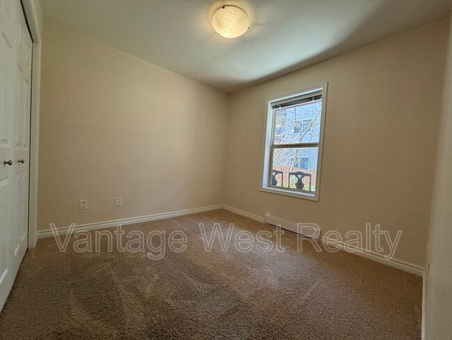 Photo - 104-598 Sutherland Ave