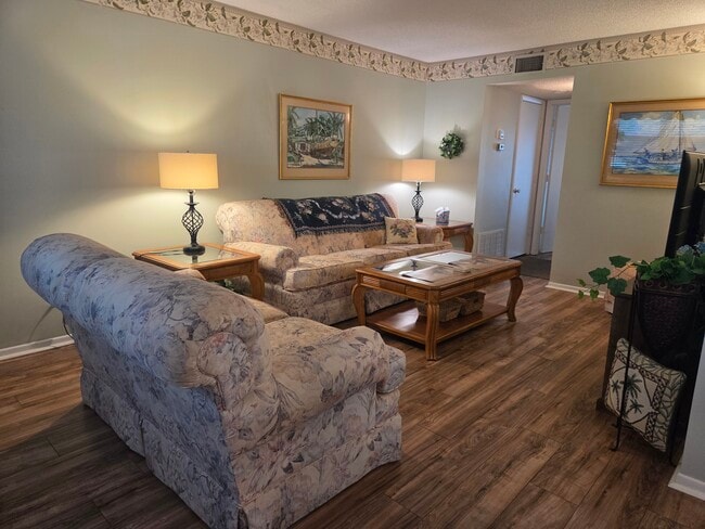 Building Photo - 4 Lake Vista Trail Unit 105