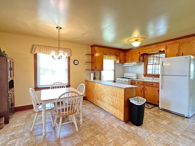 Photo - Fully Furnished/Inclusive 2 Bedroom/1 Bathroom Rancher For Rent