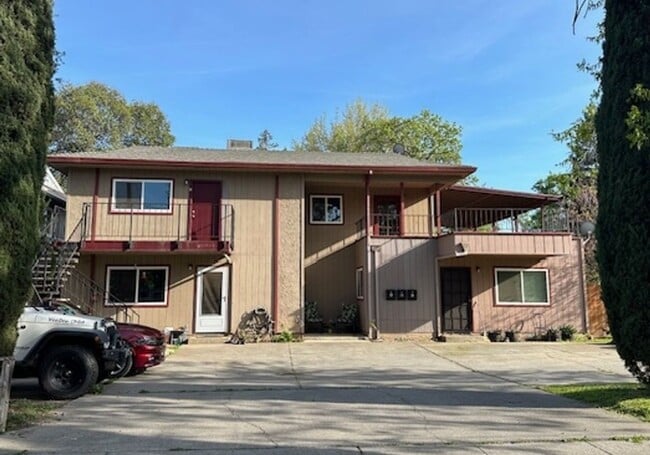 Building Photo - 3 Bedroom, 2 full Bath suite!!