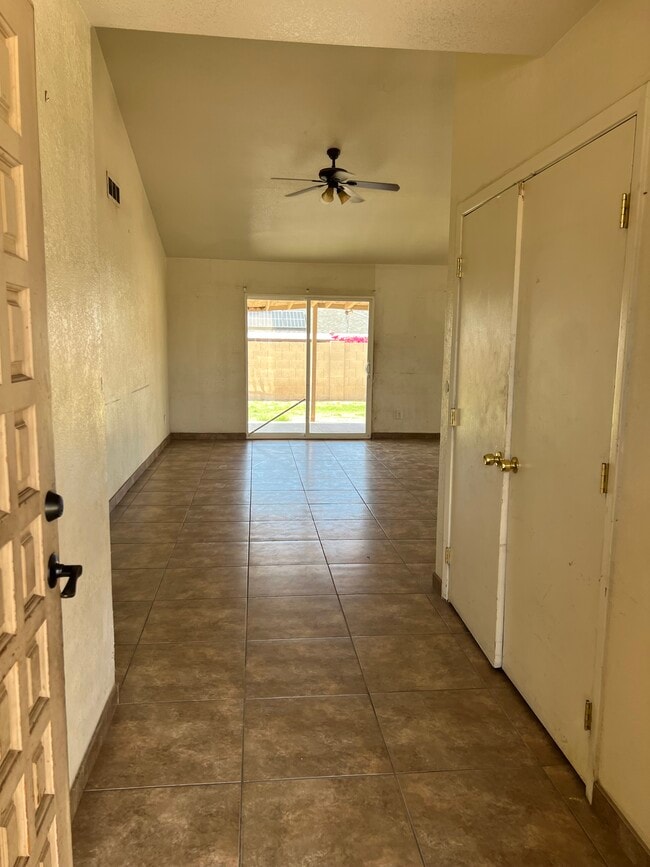 ¡La habitación principal ahora está recibiendo pintura fresca! - 6534 N 71st Ave