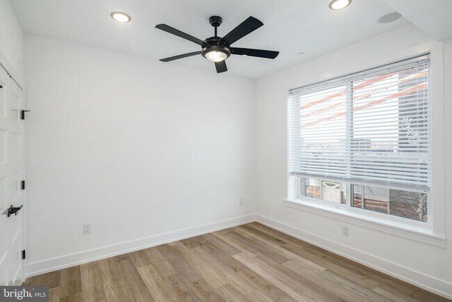 Photo - 2000 N Front St