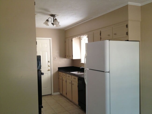 Photo - BEAUTIFUL 3/2 HOUSE AVAILABLE FOR PRE-LEASE!