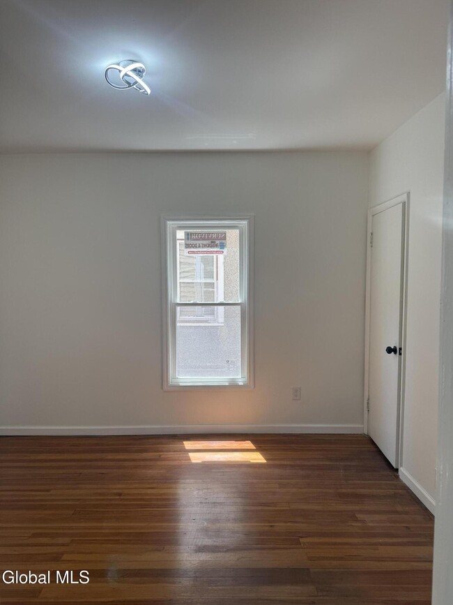 Photo - 434 Division St