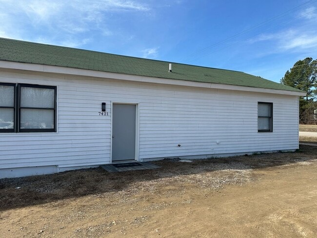 Building Photo - Charming Newly Renovated 3 Bedroom, 2 Bath... Rental
