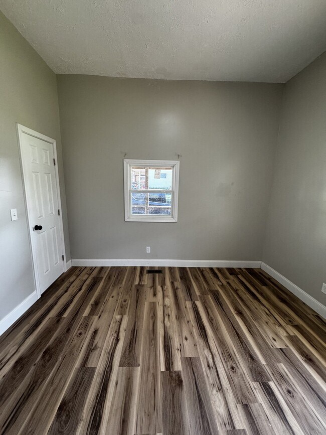 Photo - 118 Bank St Unit A