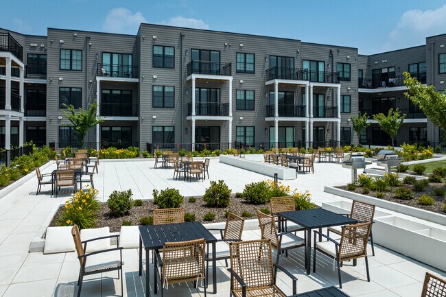 Courtyard / BBQ Area - The American