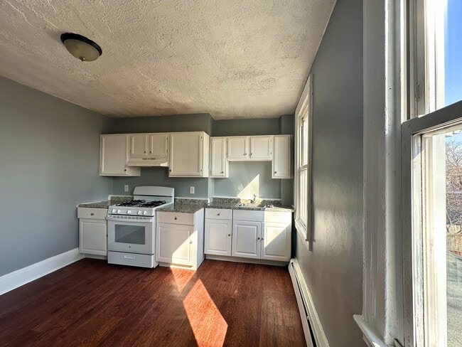 Photo - 61 Hasbrouck St Unidad 2