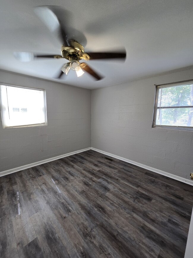 Photo - 305 Blyth Rd