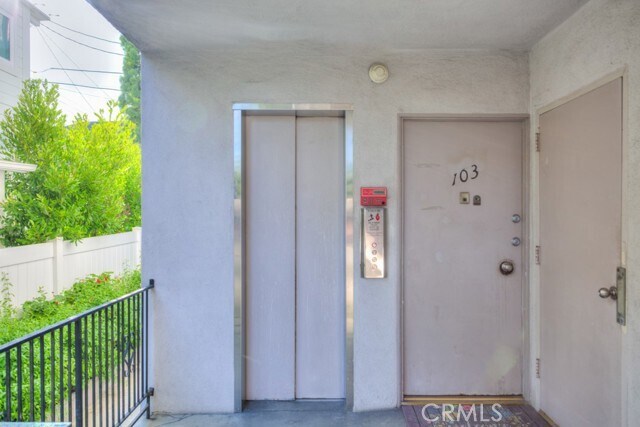 Photo - 695 S Norton Ave Unidad 202