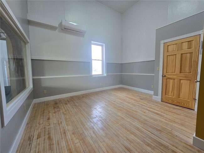 Photo - 27 E Main St