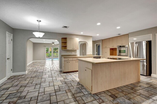 Photo - 1402 Cormorant Rd