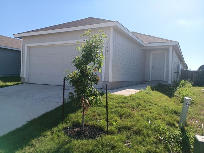 Building Photo - Modern 4 Bedroom Home in Silos Community!