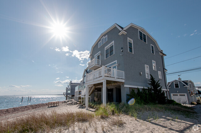 Building Photo - 2123 Fairfield Beach Rd Rental