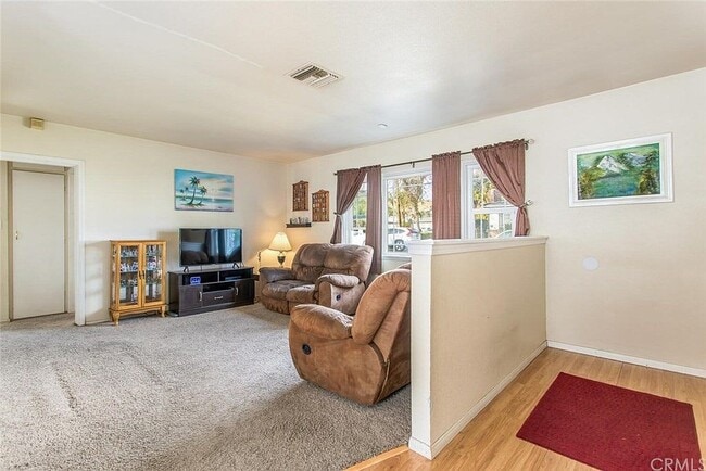 Photo - 581 W 29th St