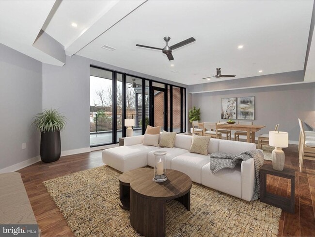 Building Photo - 210 E 2nd St Unit 202