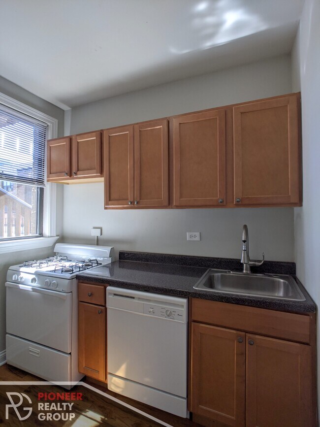 Photo - 3721 N Pine Grove Ave Unit 2E