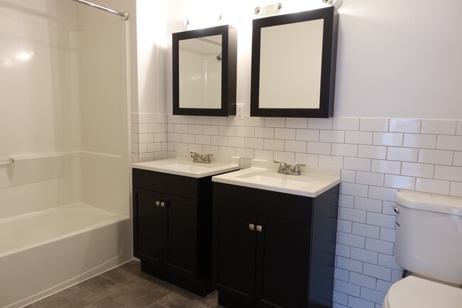 BATHROOM with double sinks - 5 E Broad St Apartamentos Unidad CORNER GROUP 3 BR  5