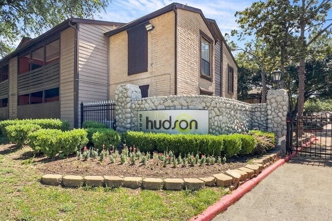 Photo - Hudson at Westchase Apartments