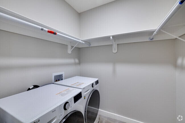 2BR, 2BA - 950SF - In Unit Laundry