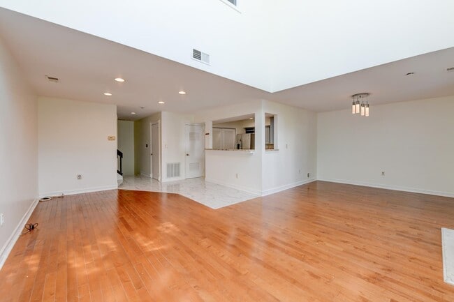 Photo - 816 TOPSAIL Ln