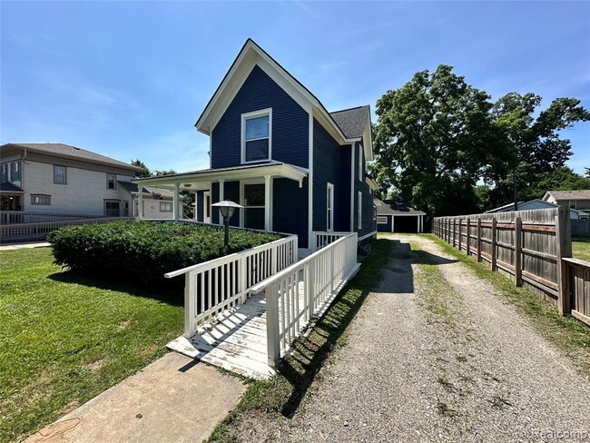 Building Photo - 715 E Grand River Ave Rental