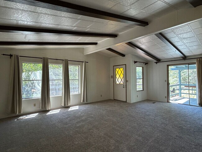 Photo - 373 Lodgeview Dr