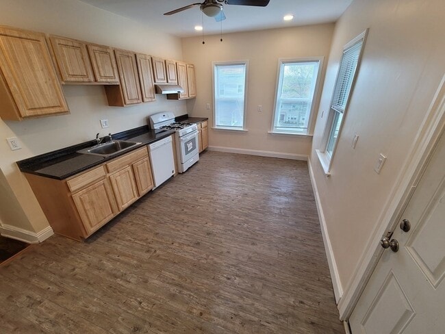 Photo - 175 River St