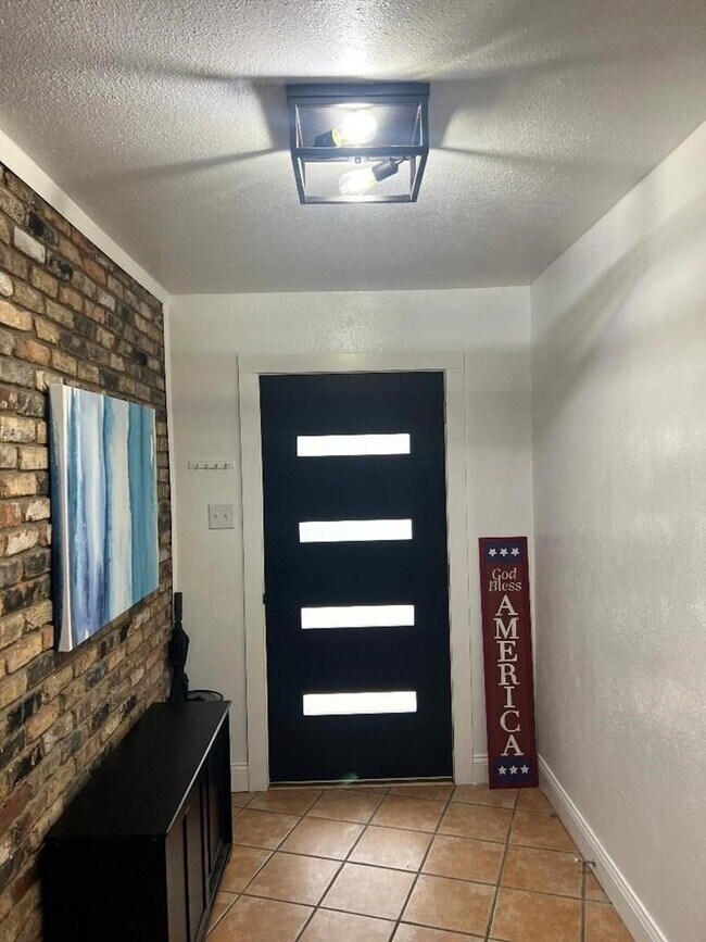 Photo - 2907 Redbud Ave