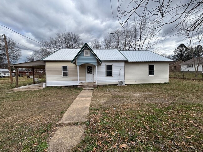 Building Photo - 4 BEDROOM 2 BATH HOUSE FRESHLY UPDATED MINI SPLITS FOR HEAT AND AIR. STORAGE BUILDING IN BACK NOT...