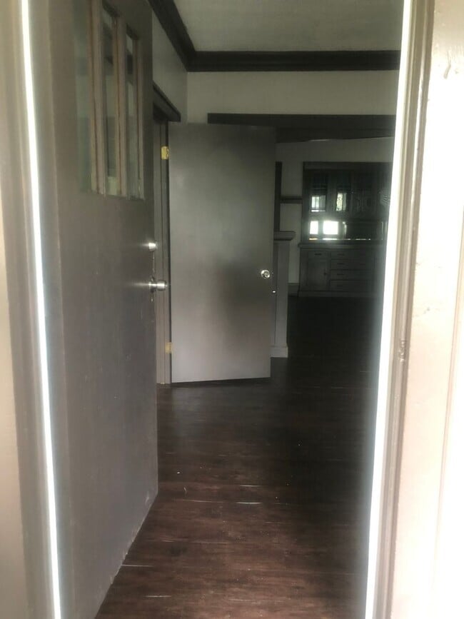Building Photo - 3 Bedroom, 1 Bath House Available with Pri...