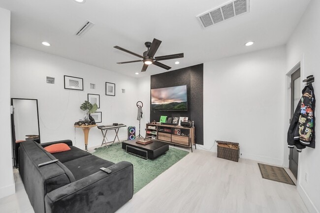 Photo - 6739 Calhoun Rd