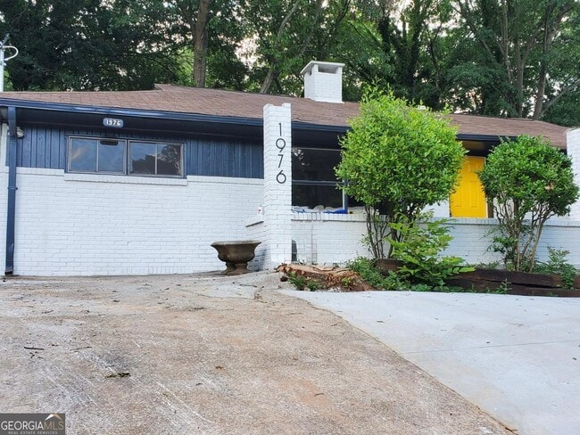 Building Photo - 1976 Columbia Dr