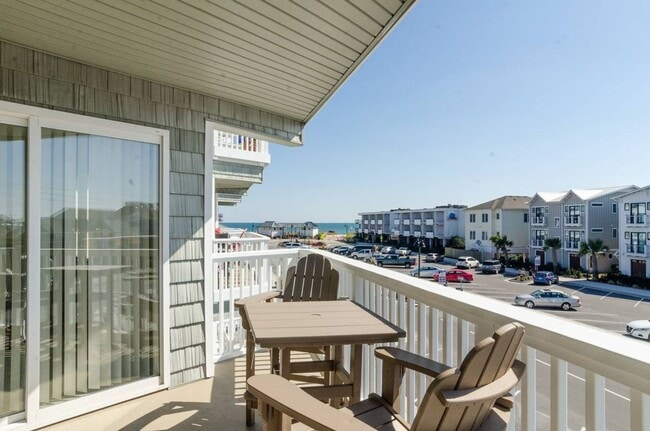 Building Photo - 1102 N Lumina Ave