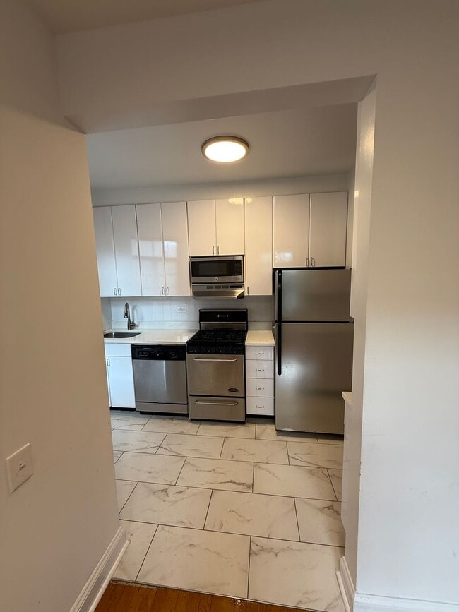 Building Photo - The Leslie — A Private Garden Enclave for ... Unit 33E
