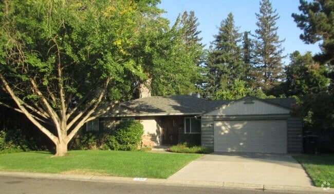 Building Photo - 3 bedroom home close to Land Park