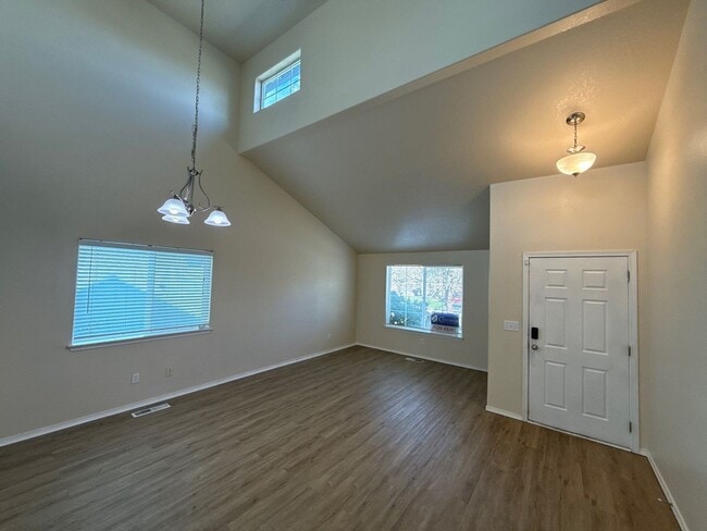 Photo - 386 SE Casting St