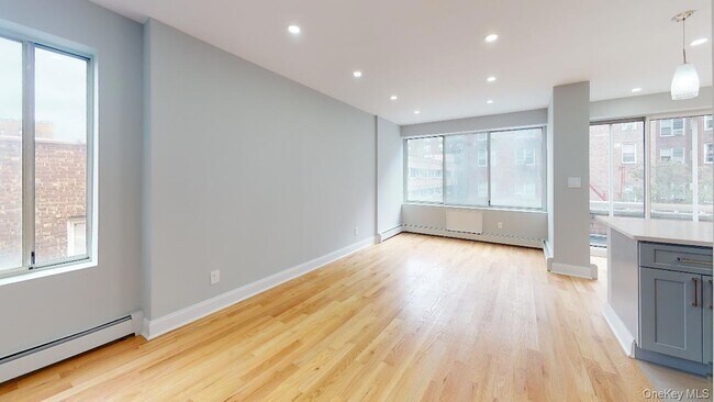Photo - 67-39 Clyde St