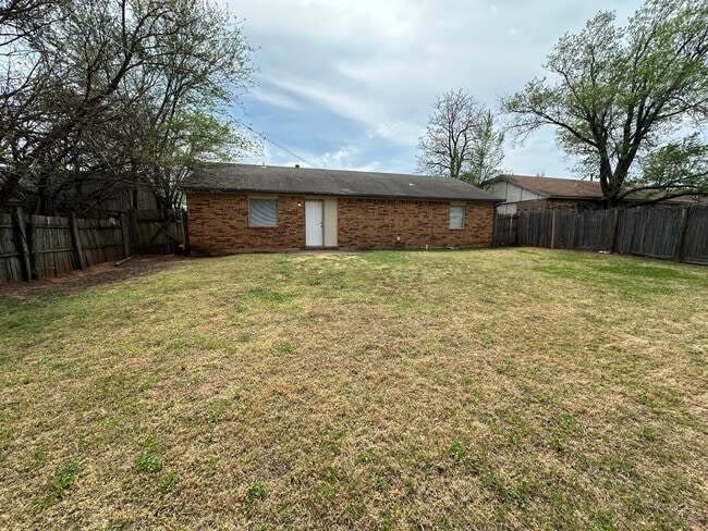 Photo - Nice 3bed, 1 1/2 bath. 2 car garage