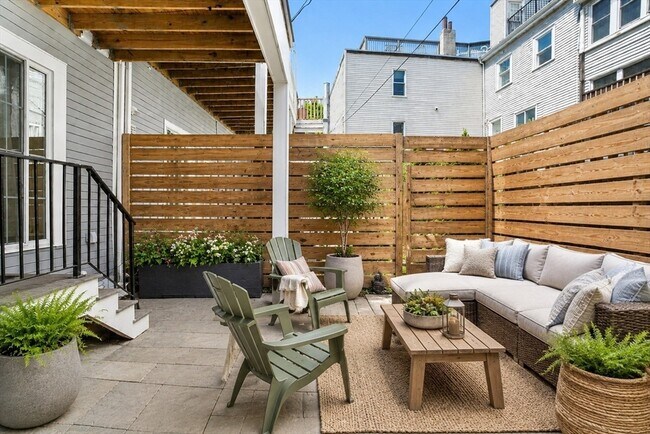 Building Photo - 142 W 8th St Unit 1